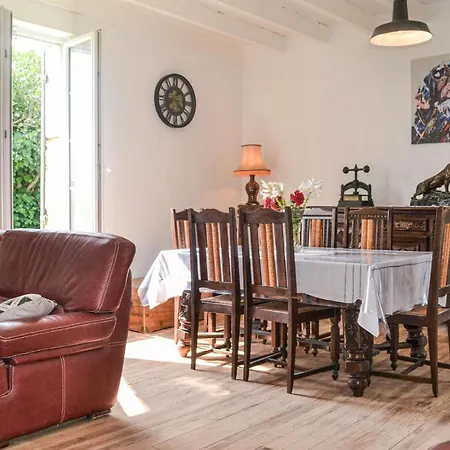 3 Bedroom Awesome In Hébergement de vacances