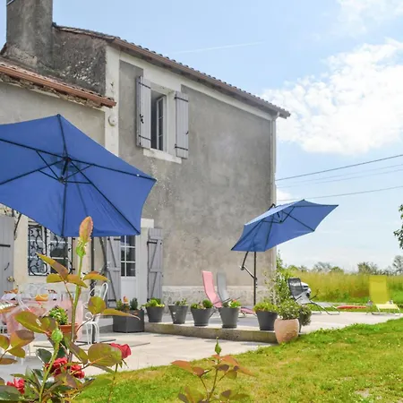 3 Bedroom Awesome In Hébergement de vacances *